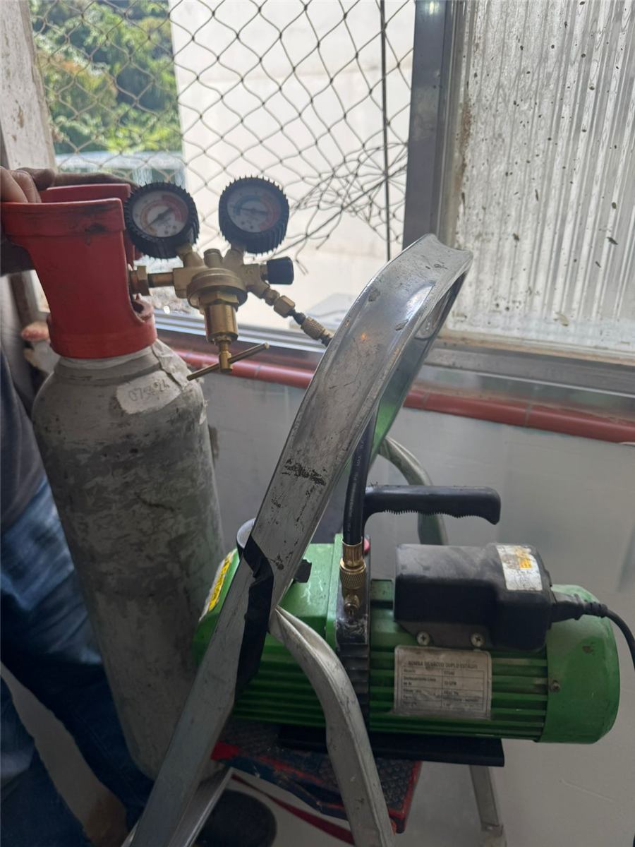 Cilindro de nitrogênio com manômetros e bomba de vácuo de duplo estágio
