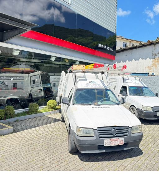 Frota de veículos identificados com a marca MelhorAr